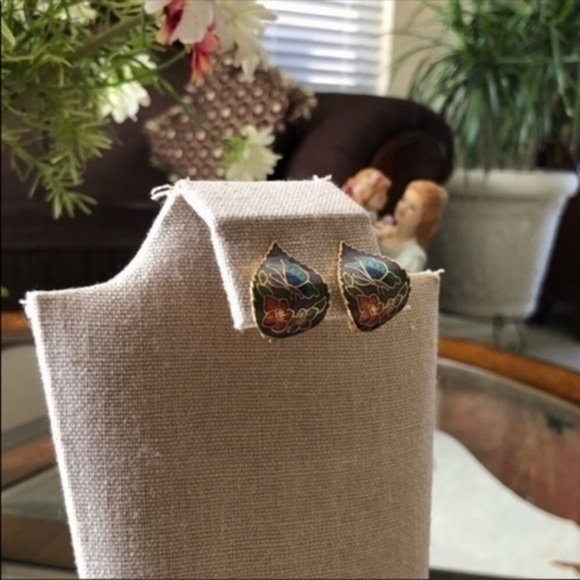 Vintage Floral Print Clip On Earrings
Preowned good condition no flaws - Picture 1 of 4